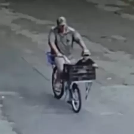 Câmeras de segurança registraram pai e filho em bicicleta momentos antes do crime Imagem: Reprodução/Facebook